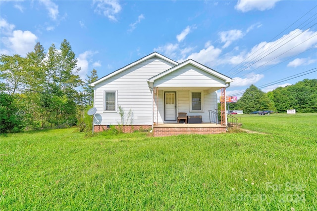 view of front of property featuring a front lawn and a porch