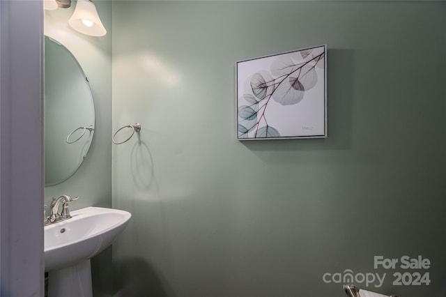 bathroom featuring a sink