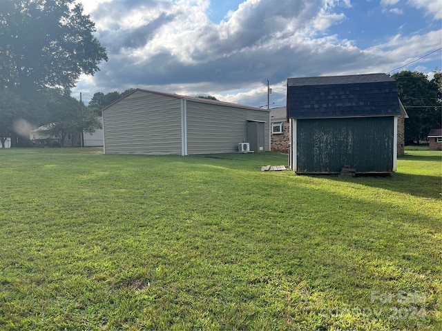 view of yard featuring a storage unit and an outdoor structure