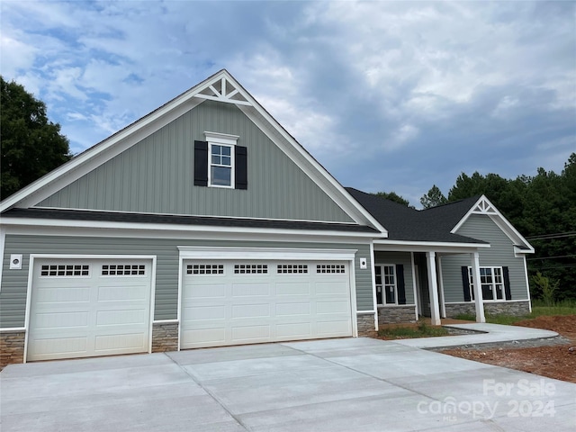 craftsman house featuring a garage