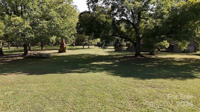 view of yard featuring an outdoor structure