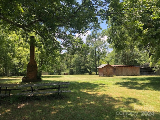 view of yard with an outbuilding