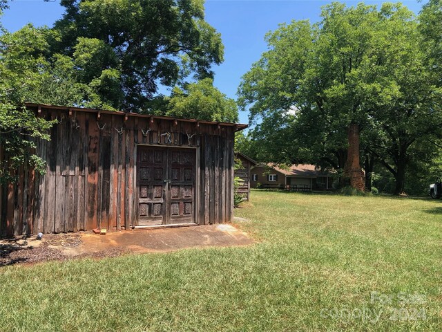 view of yard featuring a storage unit