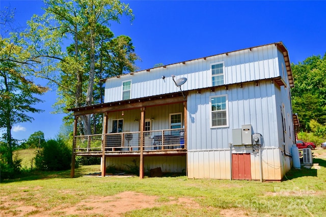 rear view of house featuring a lawn