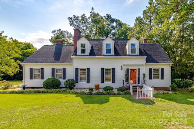 cape cod-style house featuring a front lawn