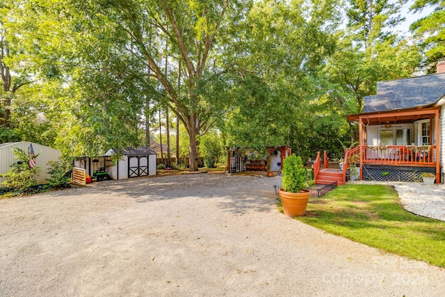 view of yard featuring a storage shed