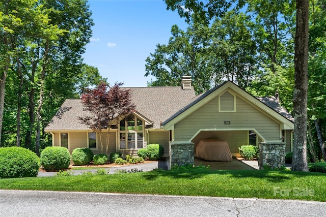 view of front of home featuring a front yard