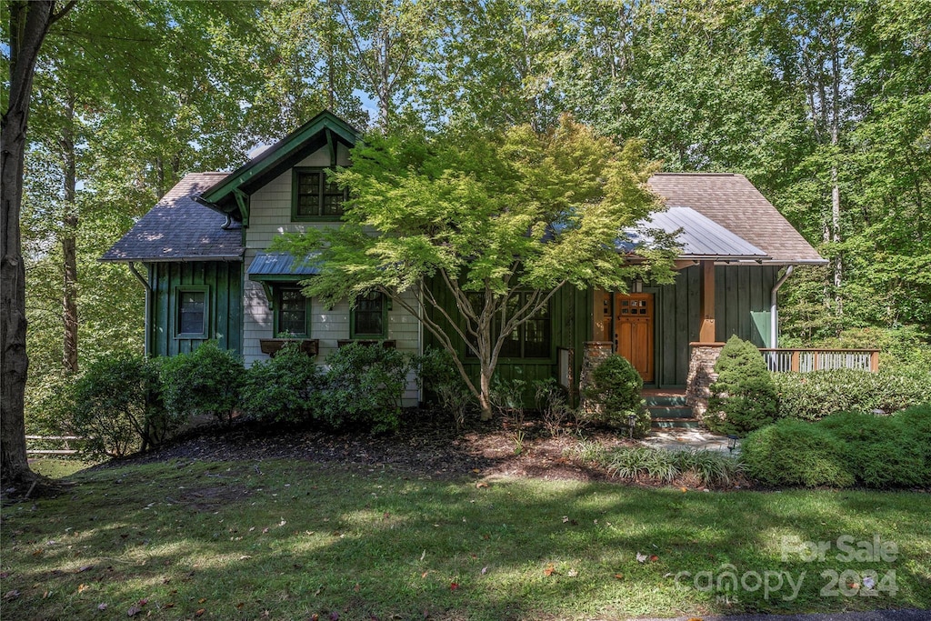 view of front of home featuring a front lawn