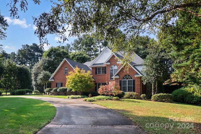 view of front of home with a front lawn