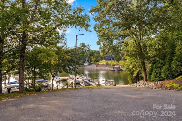 view of water feature with a floating dock
