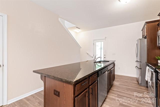 kitchen featuring light hardwood / wood-style floors, sink, a kitchen island with sink, and stainless steel appliances