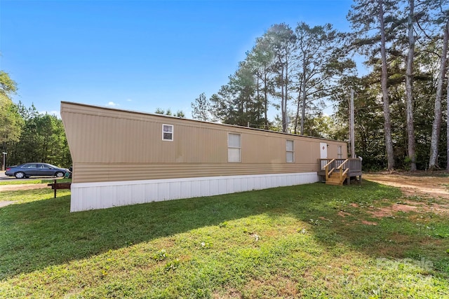 view of side of property featuring a lawn