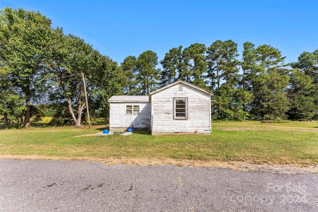 view of outdoor structure with a yard