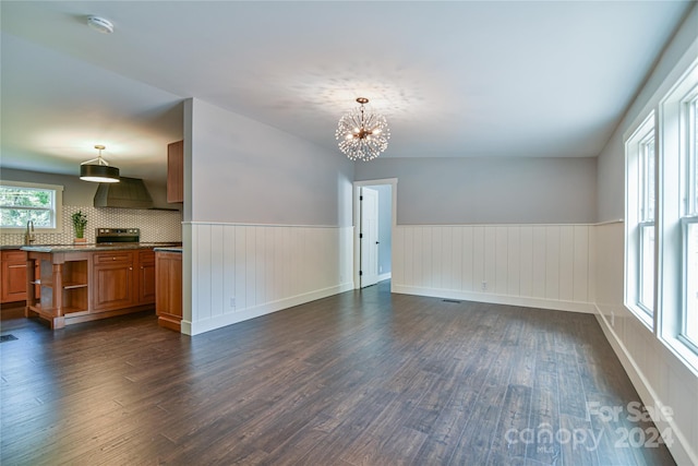 interior space with dark wood-type flooring, sink, and a notable chandelier