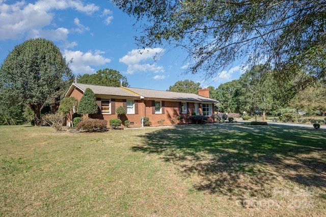 view of front of home featuring a front yard