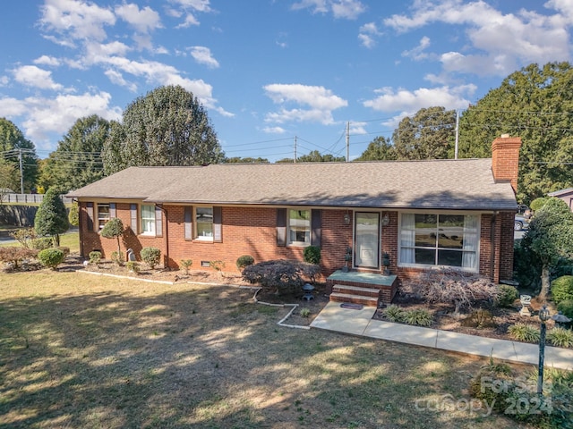 single story home featuring a front lawn