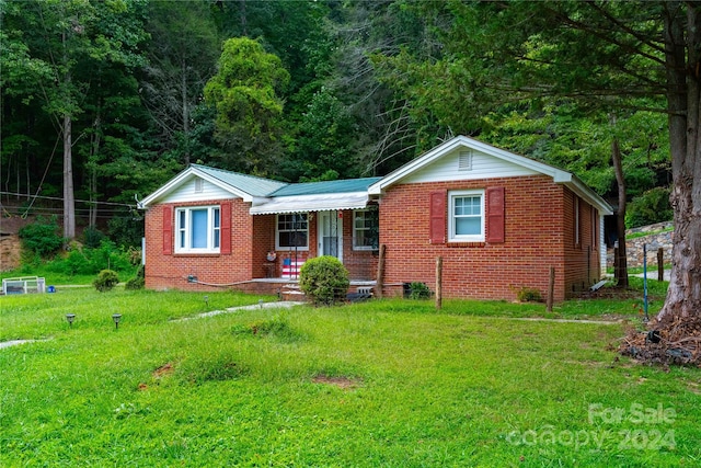 ranch-style house featuring a front yard