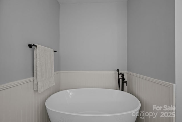 bathroom featuring a bathing tub