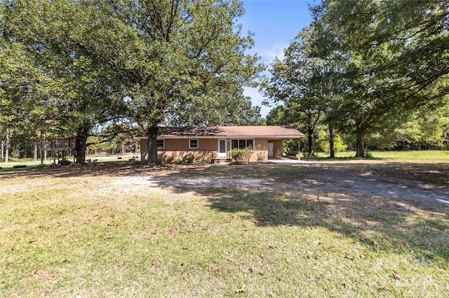 single story home with a front lawn