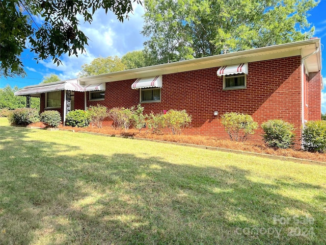 single story home featuring a front yard