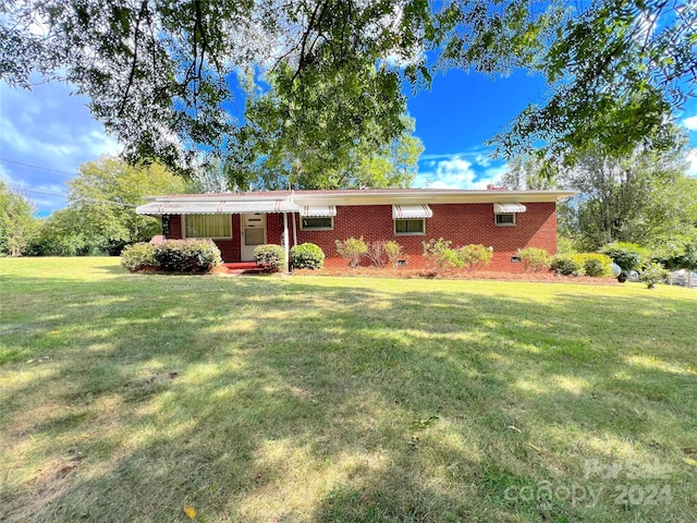 single story home with a front lawn