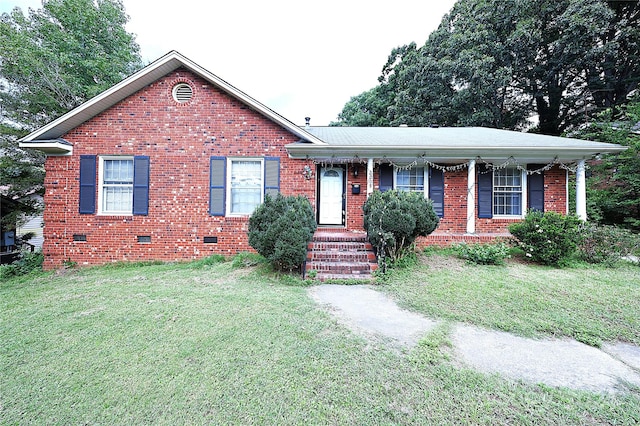 view of front facade with a front lawn