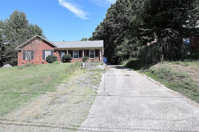 single story home featuring a front yard and covered porch