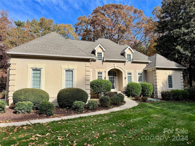 front of property with a front lawn