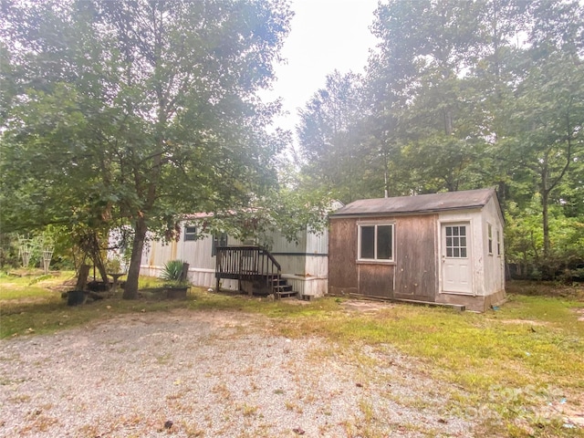 view of yard with an outdoor structure