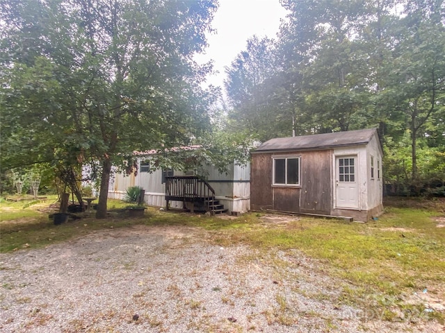 view of yard with an outbuilding