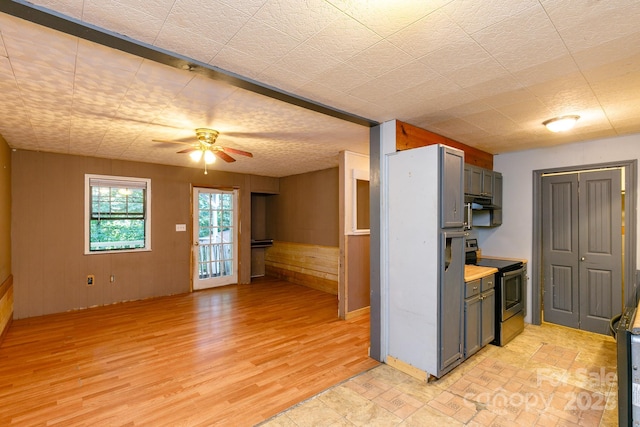 kitchen featuring gray cabinets, ceiling fan, light hardwood / wood-style floors, and electric stove