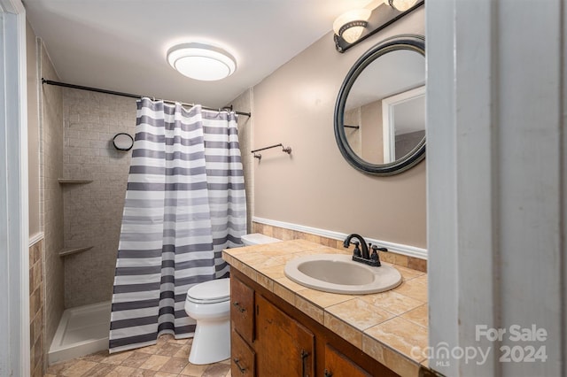 bathroom with toilet, a shower with curtain, and vanity