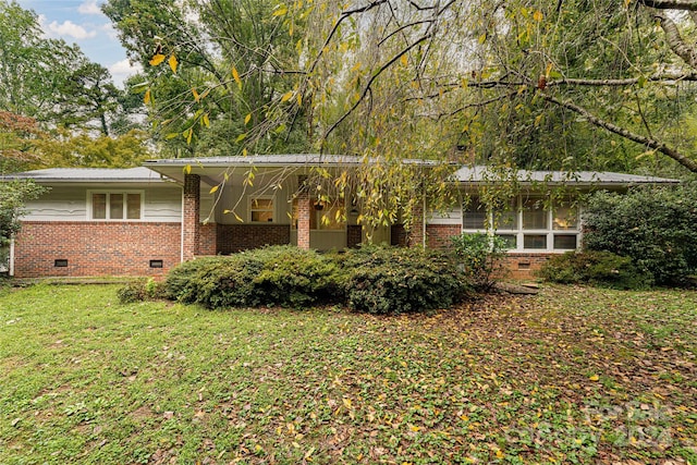 view of front facade with a front lawn