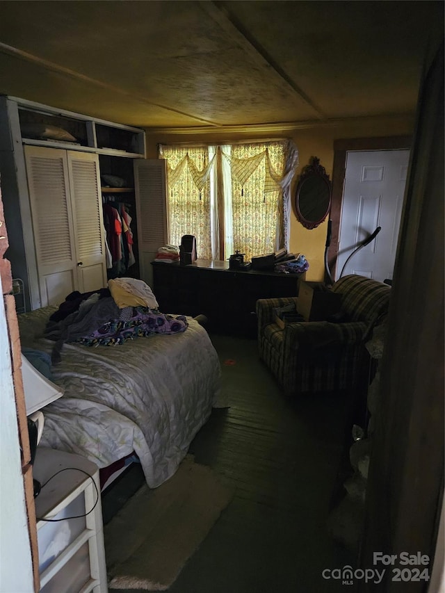 bedroom featuring a closet