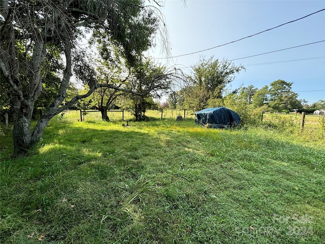 view of yard featuring a rural view