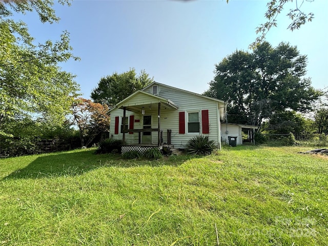 view of front of home featuring a front yard