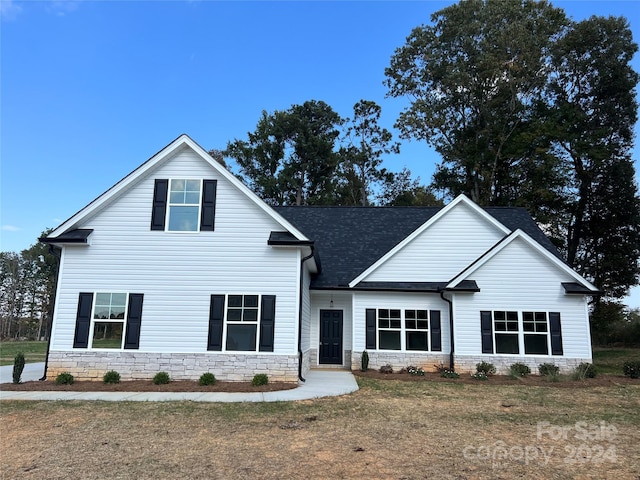 view of front of home featuring a front yard