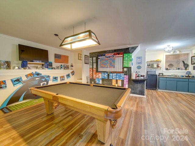 playroom with wood-type flooring, sink, crown molding, and pool table