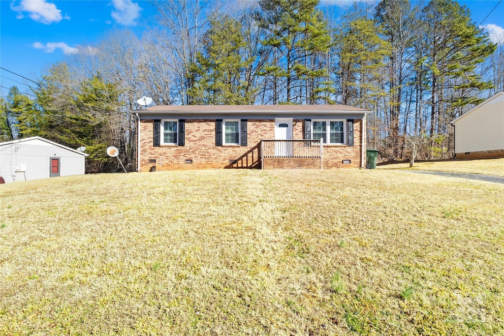 view of front facade with a front lawn