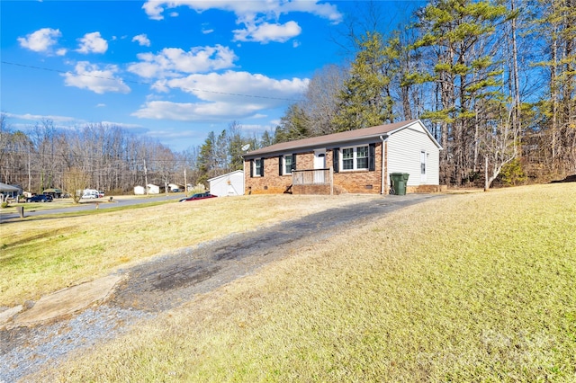 single story home with a front yard