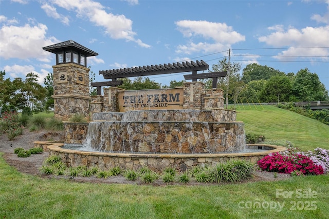 community sign featuring a yard