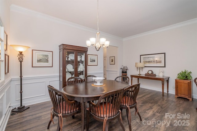 dining space featuring dark wood-type flooring, crown molding, and a notable chandelier