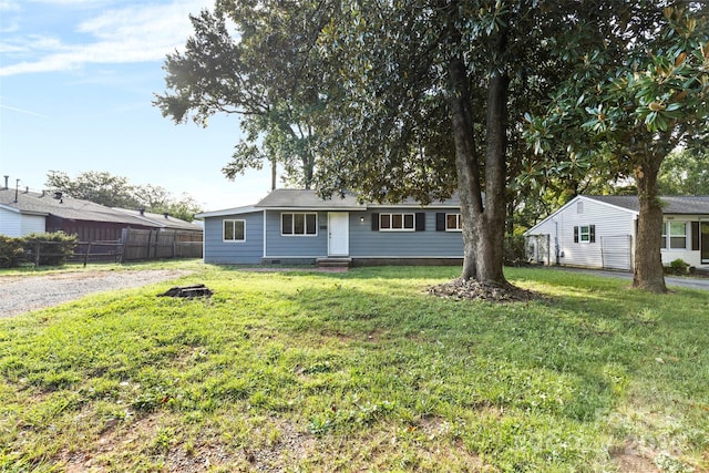 view of front of property featuring a fire pit and a front lawn