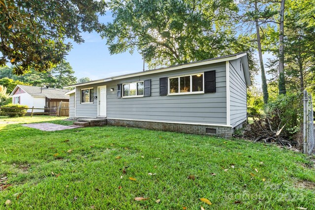 view of front of property featuring a front yard