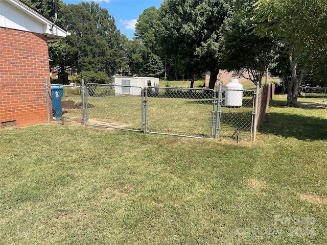 view of yard featuring a storage shed