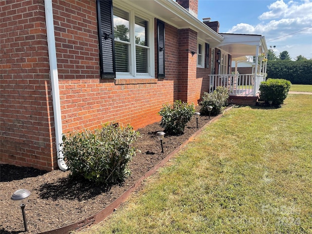 view of side of property featuring a lawn