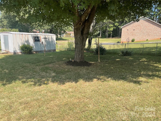 view of yard featuring a storage shed