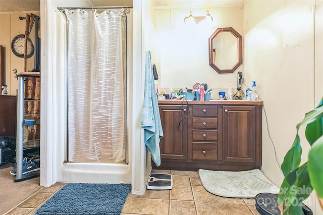 bathroom featuring a shower with curtain and vanity