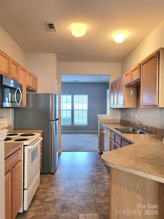 kitchen with stainless steel appliances, sink, and kitchen peninsula