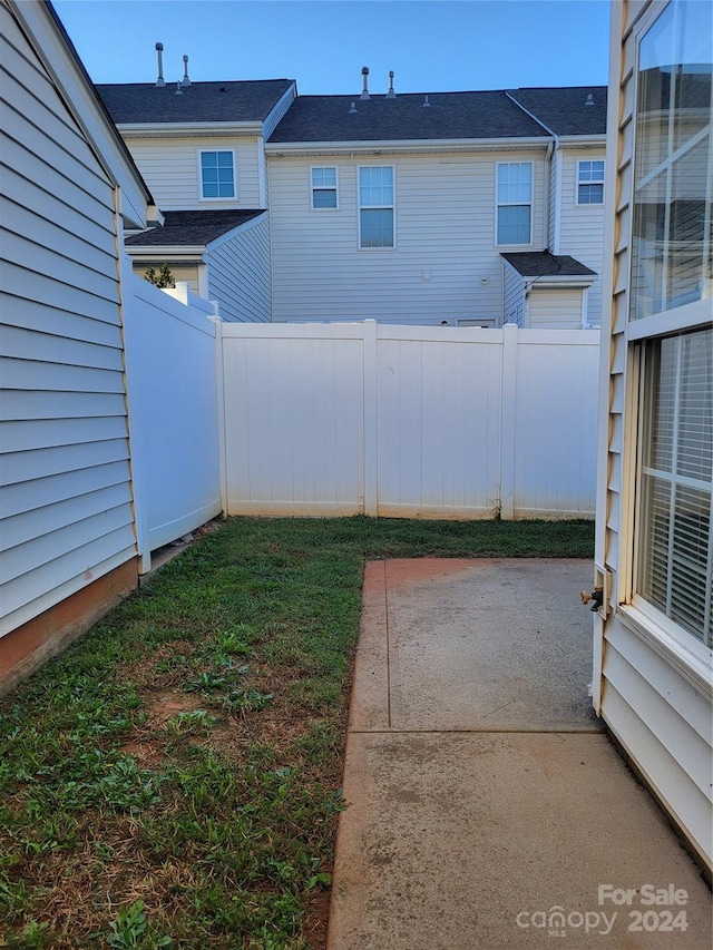 view of yard featuring a patio